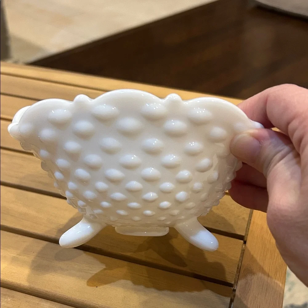 Vgt White Hobnail Glass Bowl. Milk glass three footed design. - Picture 5 of 5